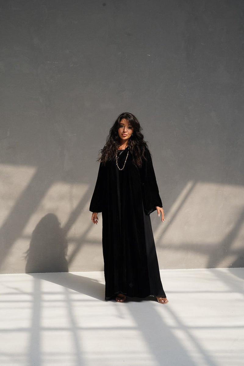 La collection d'Abayas noires Amirate : élégance et sobriété