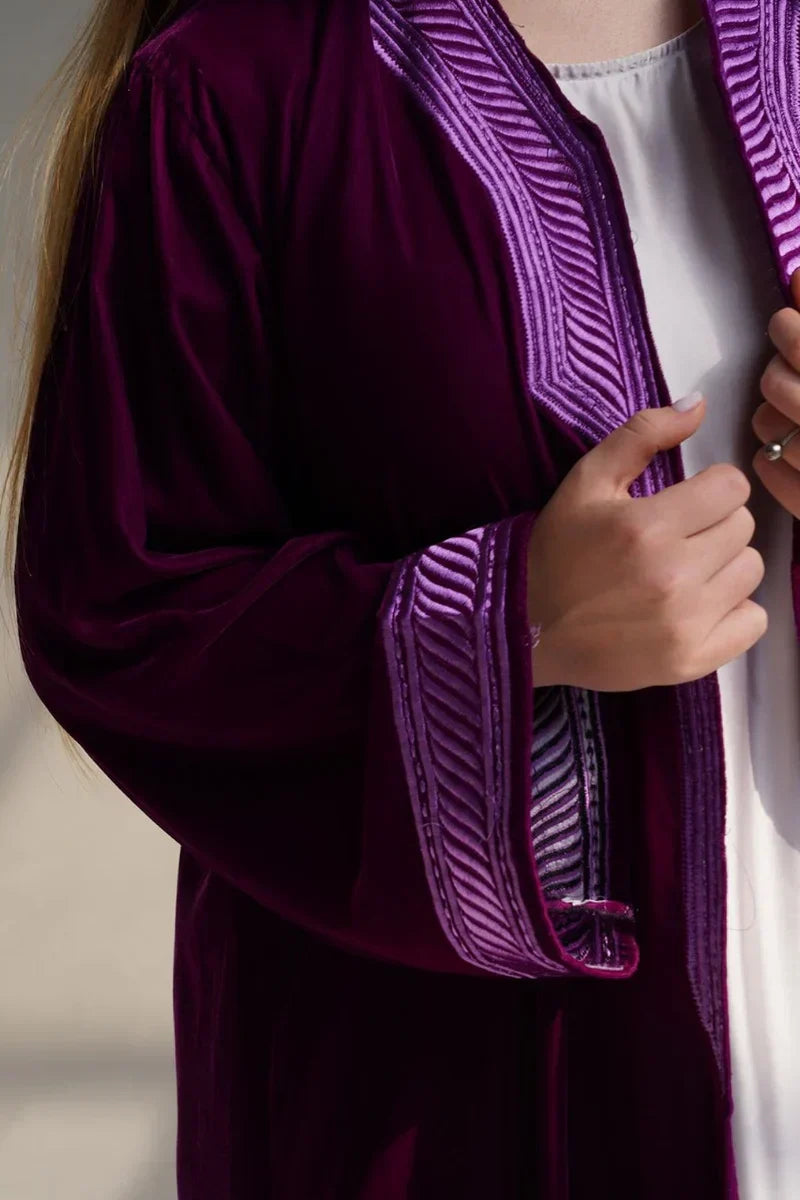 Abaya d’hiver : les meilleurs tissus et styles pour rester élégante et au chaud en 2025