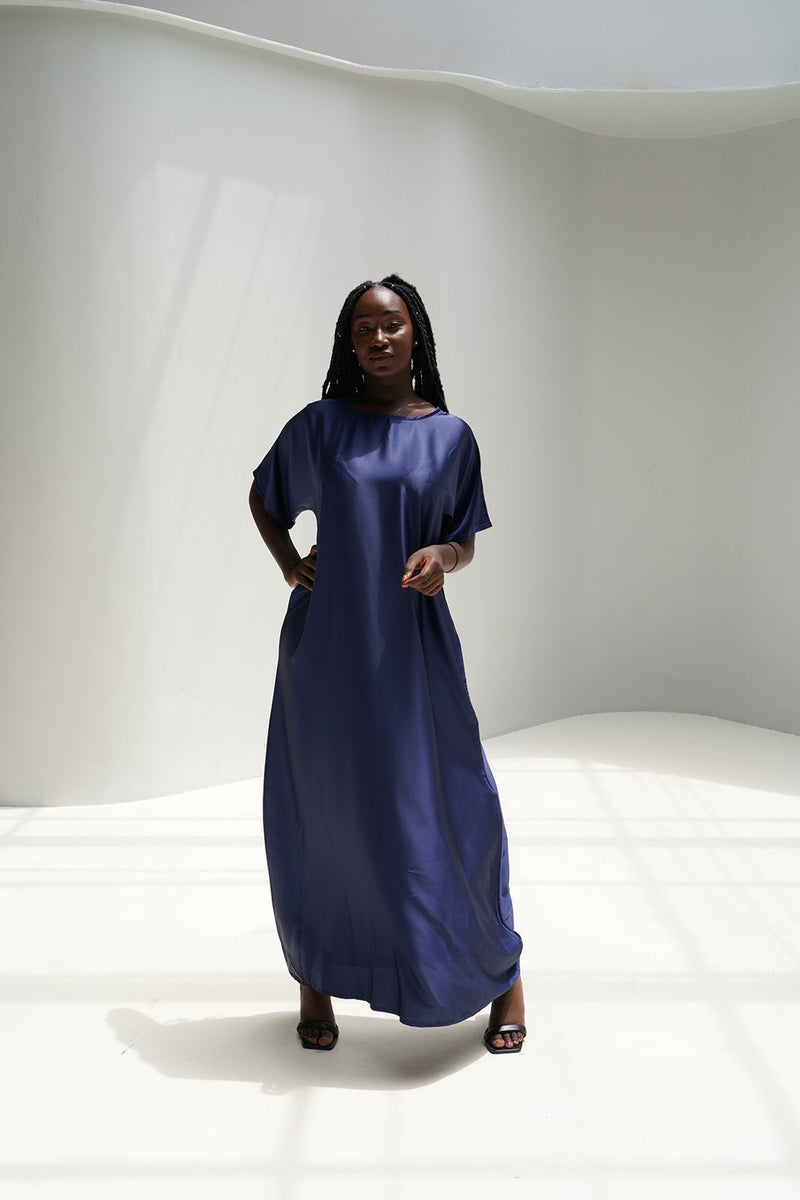 Robe en satin bleu nuit