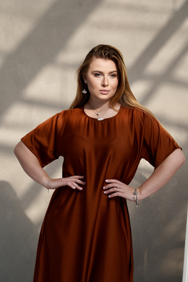 Robe en satin camel