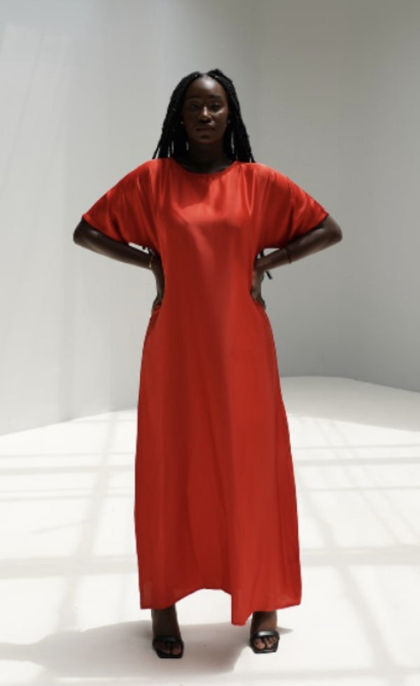 Robe en satin rouge