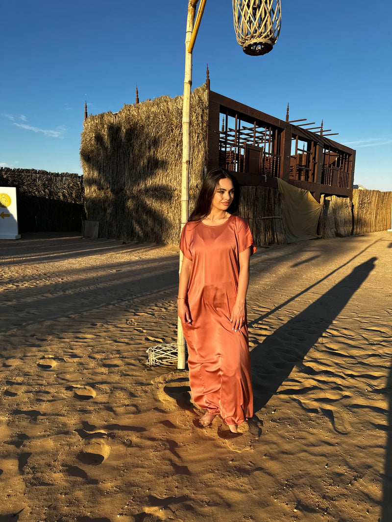 Robe en satin camel